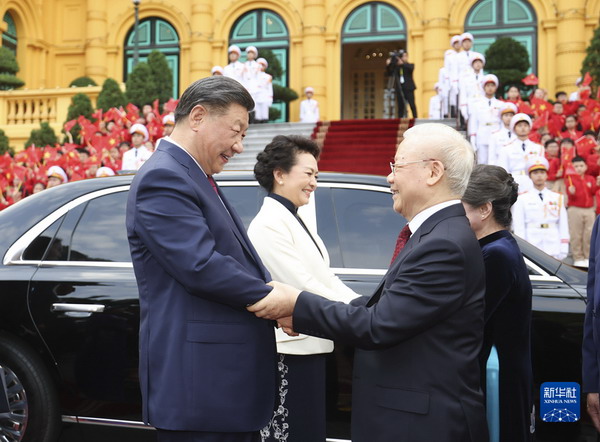 习近平同越共中央总书记阮富仲举行会谈1_缩小大小.jpg