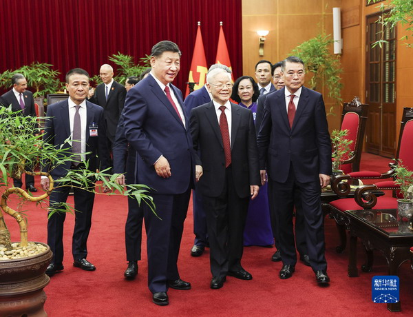 习近平同越共中央总书记阮富仲举行会谈10_缩小大小.jpg