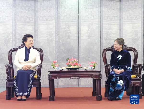 彭丽媛同越共中央总书记夫人吴氏敏参观越南妇女博物馆并茶叙1_缩小大小.jpg