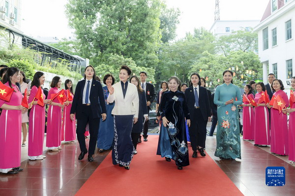 彭丽媛同越共中央总书记夫人吴氏敏参观越南妇女博物馆并茶叙2_缩小大小.jpg