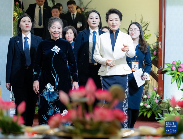 彭丽媛同越共中央总书记夫人吴氏敏参观越南妇女博物馆并茶叙3_缩小大小.jpg