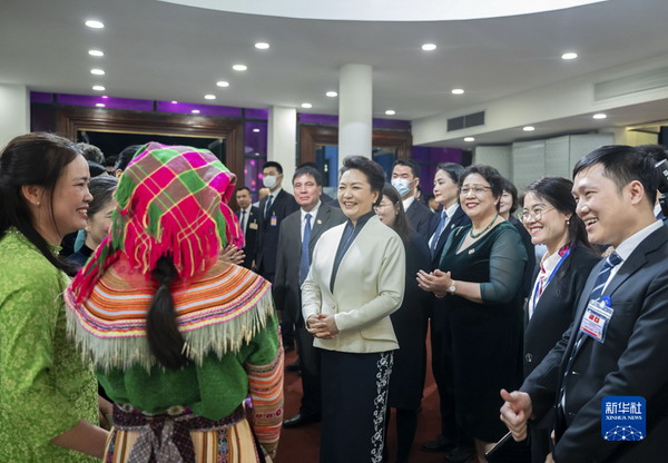 彭丽媛同越共中央总书记夫人吴氏敏参观越南妇女博物馆并茶叙4_缩小大小.jpg