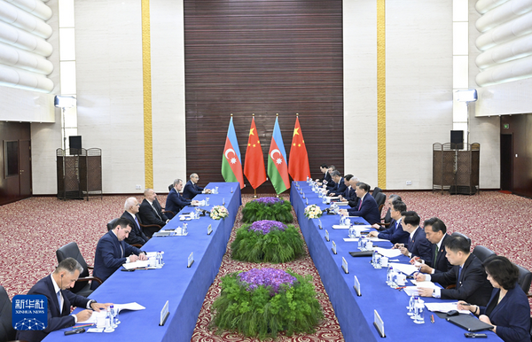 习近平会见阿塞拜疆总统阿利耶夫2_缩小大小.jpeg