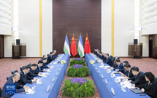 习近平会见乌兹别克斯坦总统米尔济约耶夫2_缩小大小.jpeg